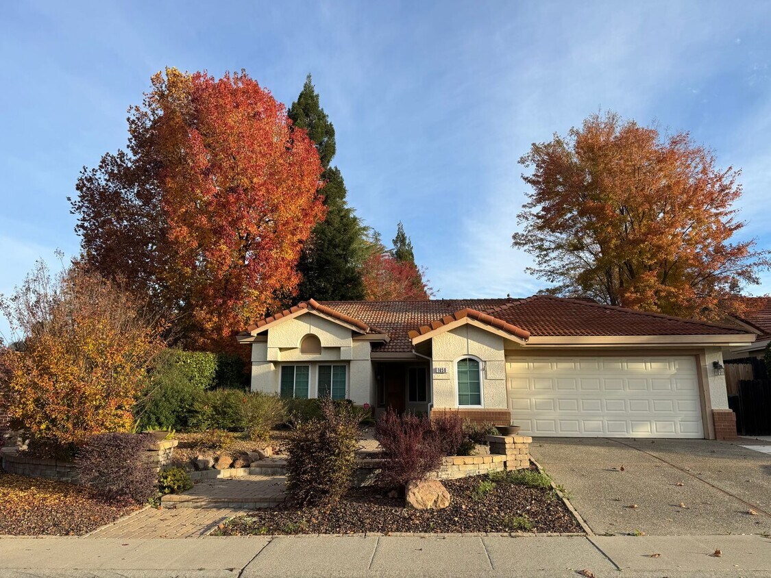 Foto principal - Beautiful single level corner lot