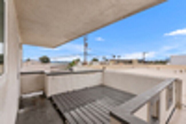 Building Photo - 303 Ola Vista