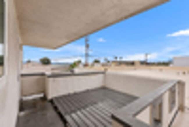 Building Photo - 303 S Ola Vista