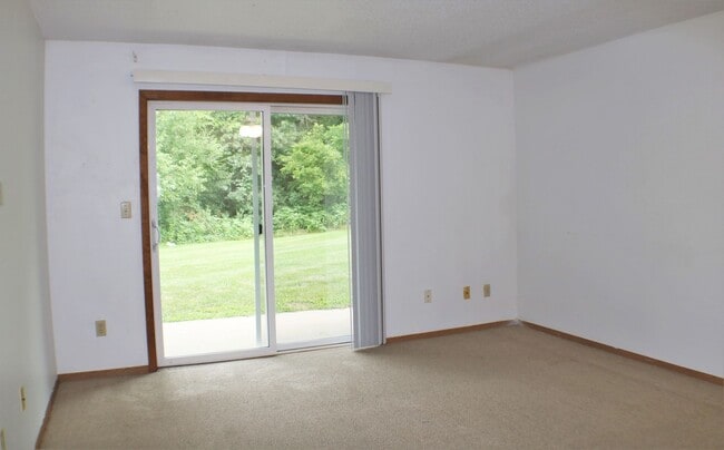 Building Photo - $925 | 1 Bedroom, 1 Bathroom Condo | Cat F...