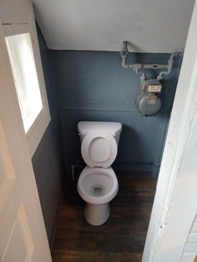 Foto del edificio - 2352 Barnum Ave