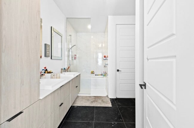 Salle de bains avec douche et baignoire - 13780 Rue Du Merlot