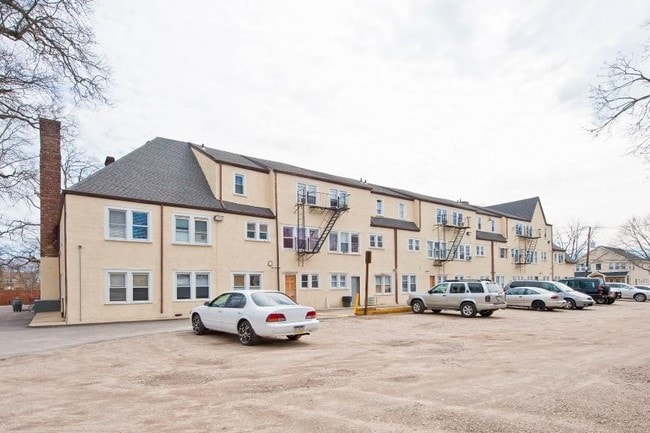 Building Photo - 22 Pearsall Ave