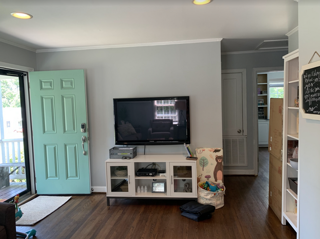 Living room/entryway - 221 Baggett Ave