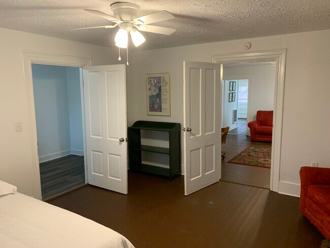 East bedroom looking into the foyer and living room - 4250 Louis Draughon Rd
