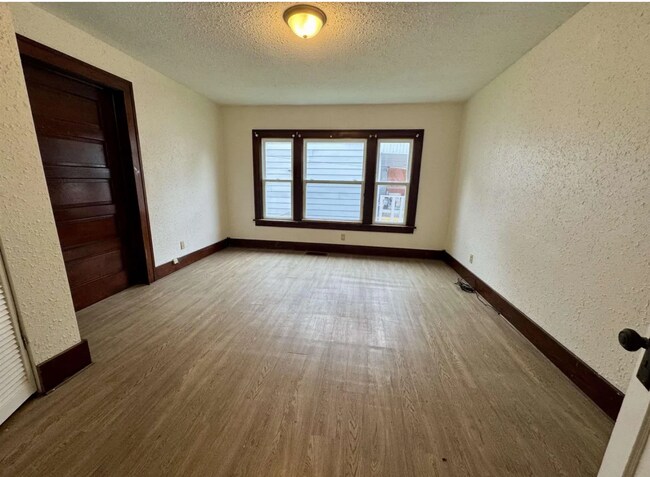 Foto del edificio - 1100 E 2nd St