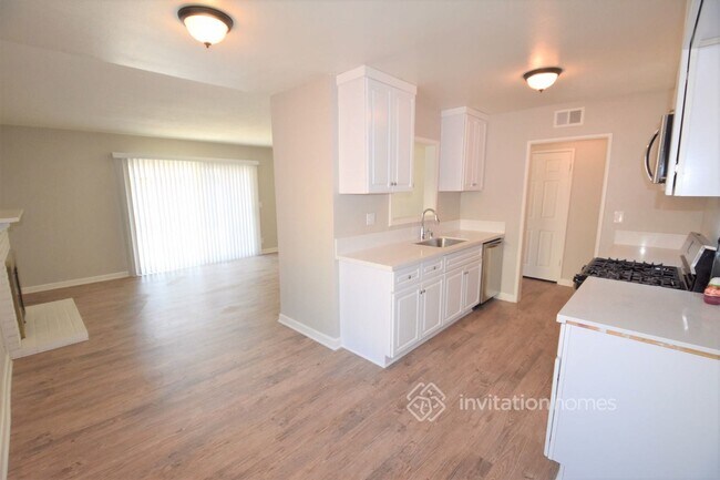 Building Photo - 22537 Thrush St