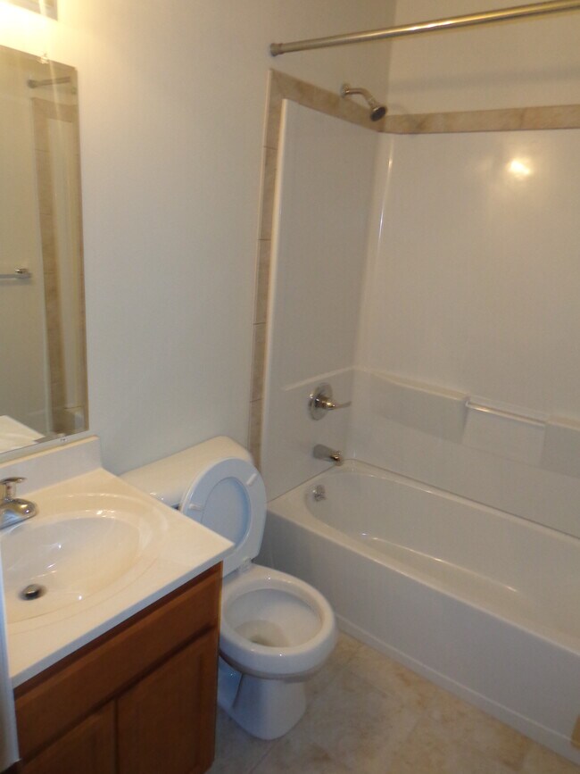 Baño - 325 Olive Ave