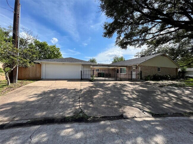 Foto del edificio - 3 Bedroom Home for Rent in Houston 77096 | Updated Home with Large Backyard