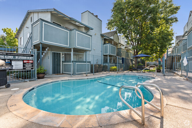 Piscina - College Glen Apartments