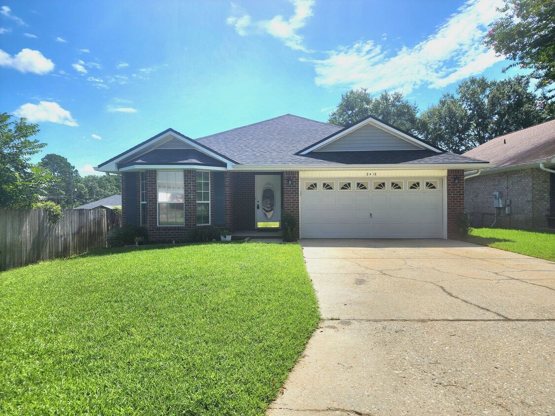 Foto principal - Stunning all-brick 3/2 split floorplan, lo...