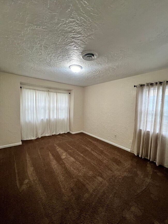 Foto del edificio - 2 Bedroom 1 Bath near schools & park