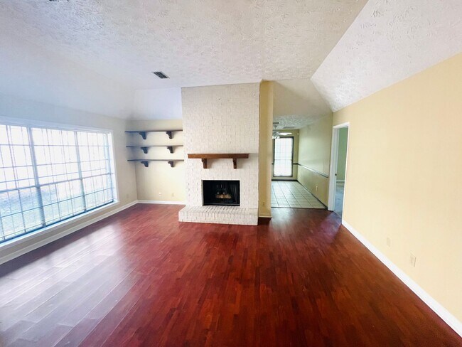 Building Photo - ** 3 bedroom 2 bath located in Sutton Plac...