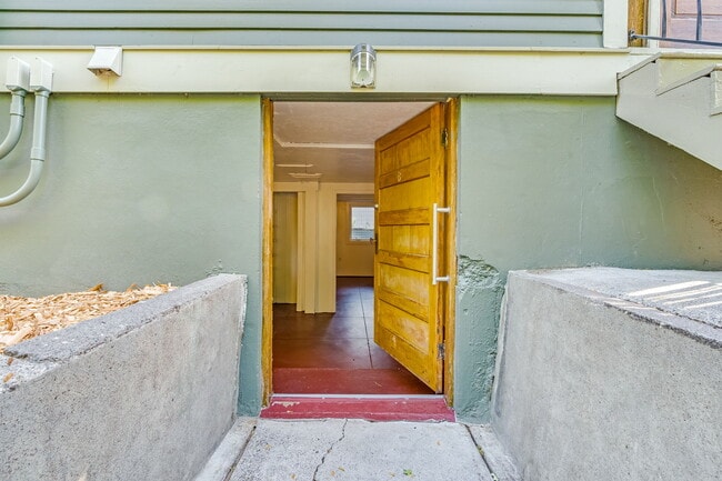 Building Photo - 2605 SE 23rd Ave