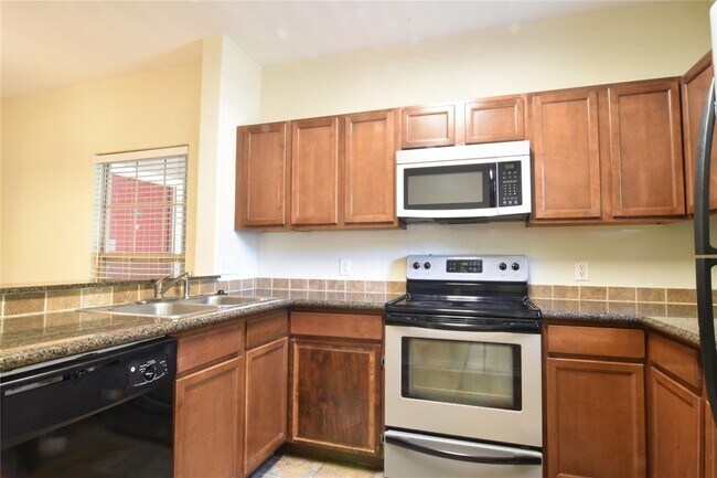 Foto del edificio - 6810 Deatonhill Dr