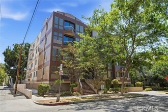 Building Photo - 120 Crescent Dr