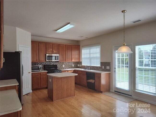 Building Photo - 10804 Fountaingrove Dr