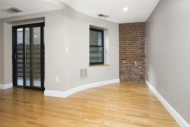 Building Photo - 95 Gainsborough St