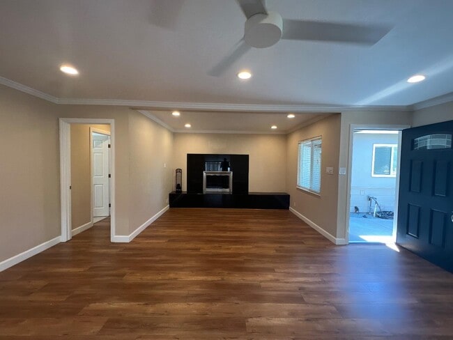Building Photo - 3095 Calzar Dr