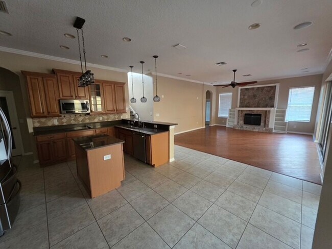 Building Photo - Beautiful and Spacious