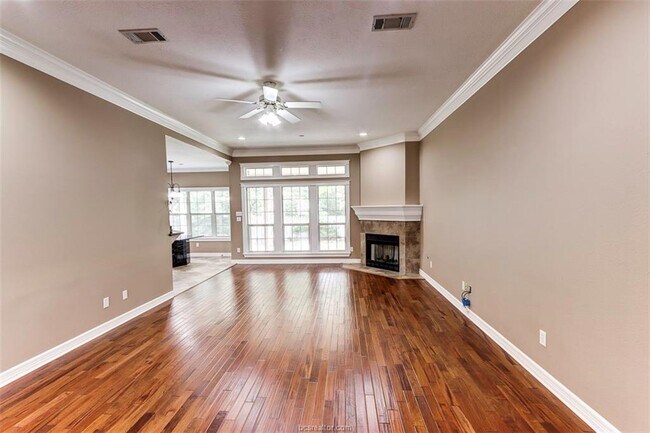 Building Photo - 9000 Timber Knoll Dr