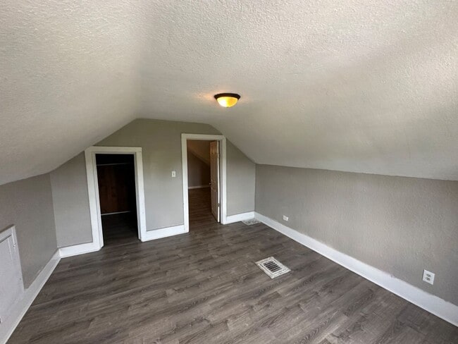Building Photo - 3 Bedroom Single Family
