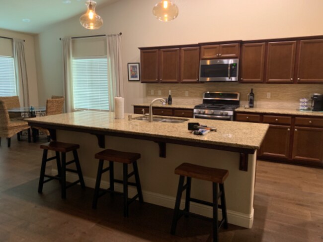 Foto del edificio - 471 Rosewood Ave