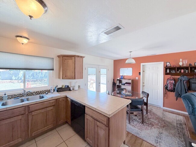 Foto del edificio - Charming 3 Bedroom, 2 Bathroom NE ABQ Home. Refrigerated Air! Spacious backyard. Near Uptown