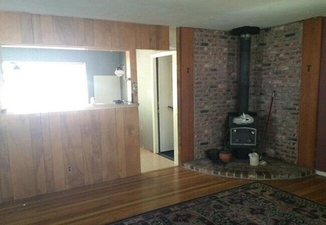 Building Photo - CLOSE TO UNR - HARDWOOD FLOORS - FENCED BA...