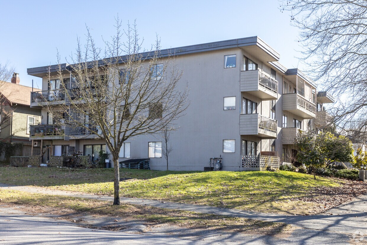 Photo du bâtiment - Lions View Apartments