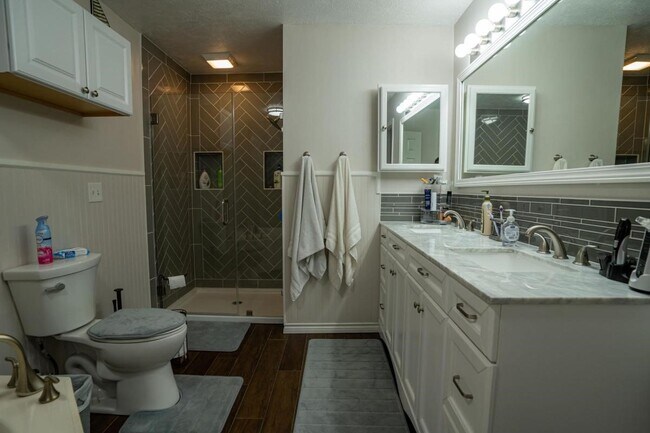 Foto del edificio - 13209 Bluff View Dr