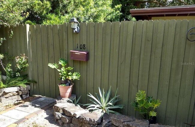 Building Photo - 108 E Hazel St