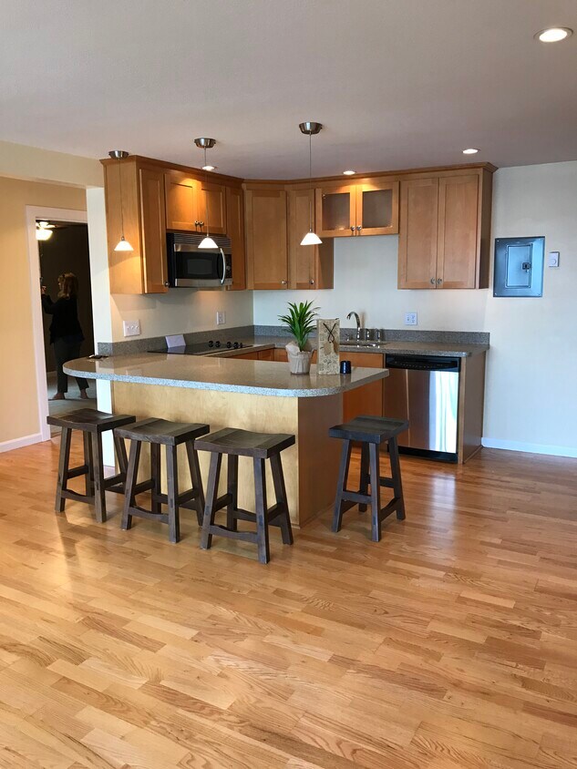 Kitchen - 65 Kirkland Ave