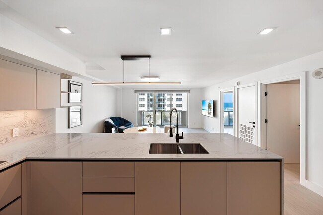 Foto del edificio - 9499 Collins Ave