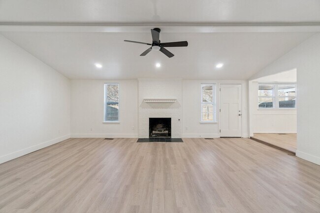 Foto del edificio - 1033 Mabel C Fry Blvd