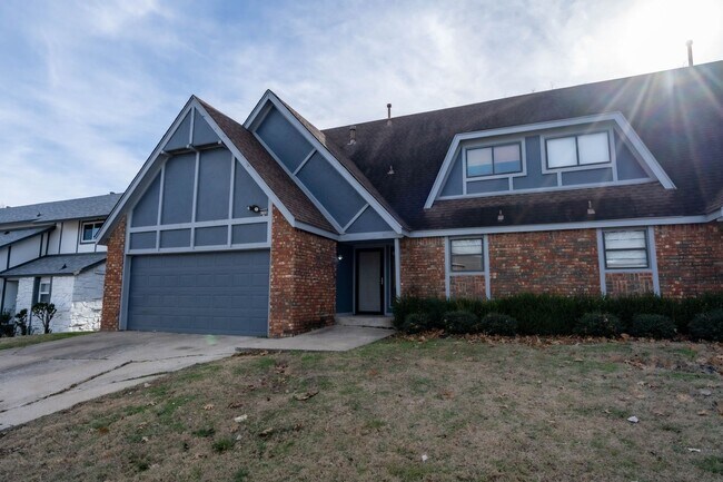 Building Photo - Charming 3 Bed Room Duplex / $1600