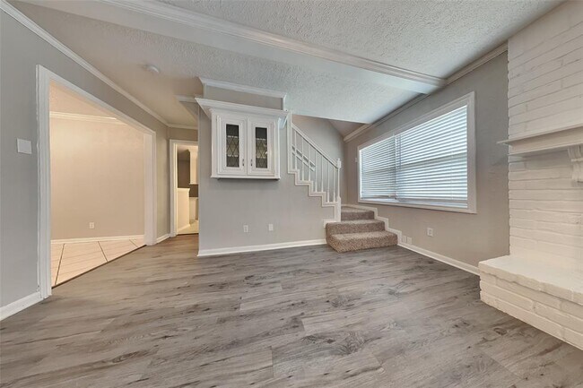 Foto del edificio - 2206 Lakeville Dr