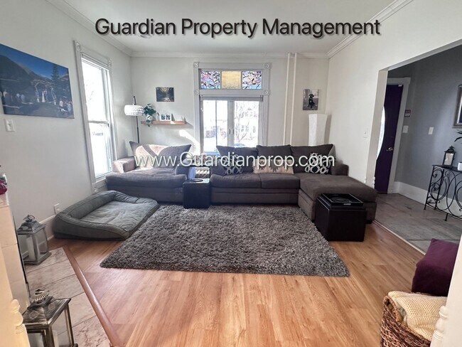 Foto del edificio - Linden Hills Upper Level Duplex, Sunroom, In Unit Laundry, Dishwasher
