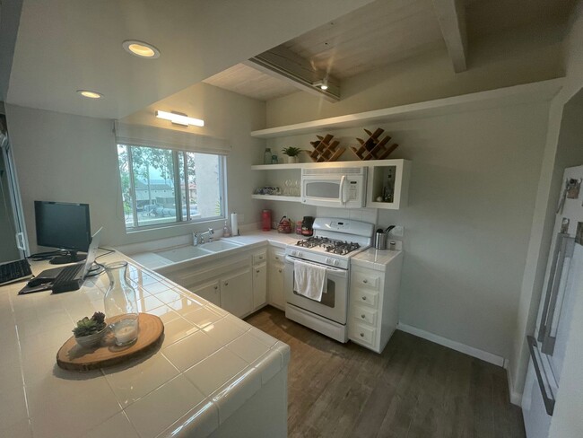 Foto del edificio - PET FRIENDLY Property! Sunning 1 Bedroom 1...