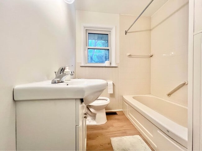 Building Photo - Spacious 3-Bedroom 1 Bath House for Rent A...