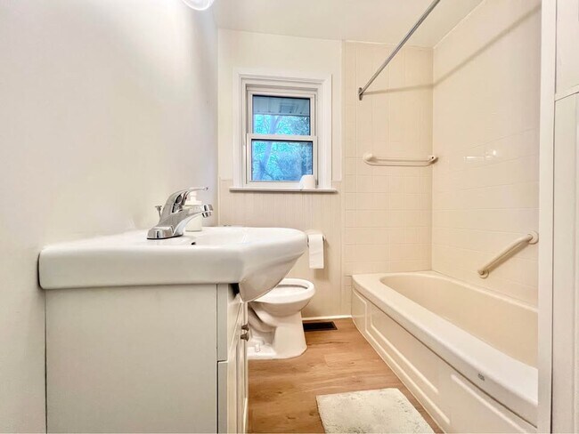 Photo du bâtiment - Spacious 3-Bedroom 1 Bath House for Rent A...
