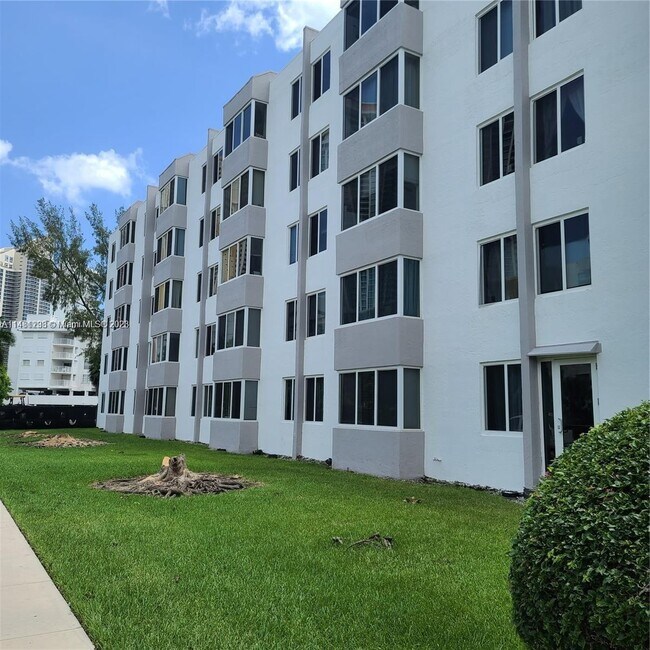 Foto del edificio - 250 180th Dr