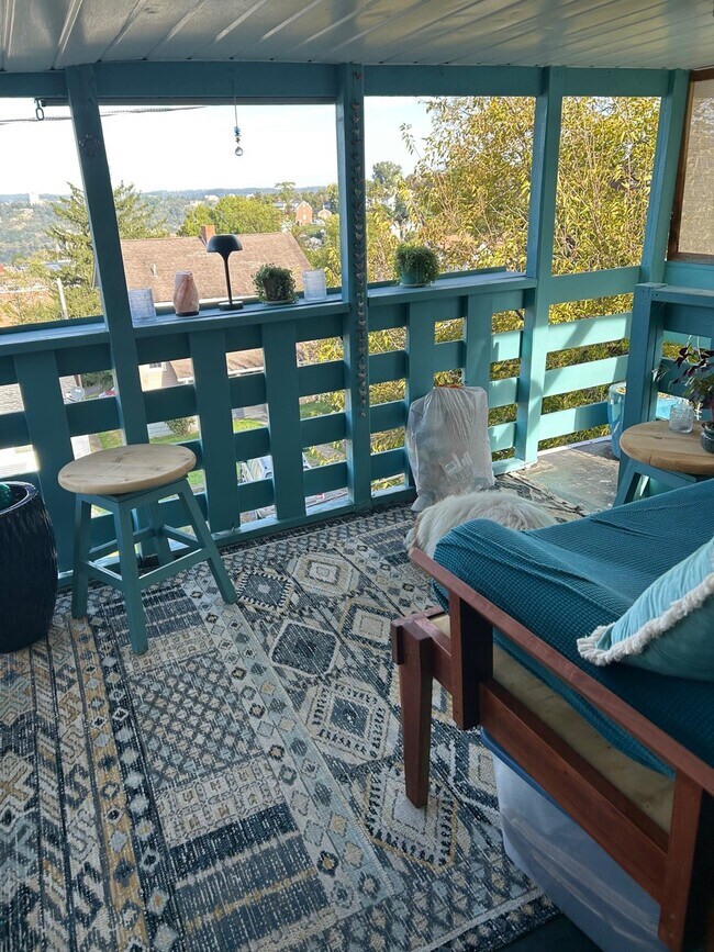 Foto del edificio - 604 1/2 Clinton Ave