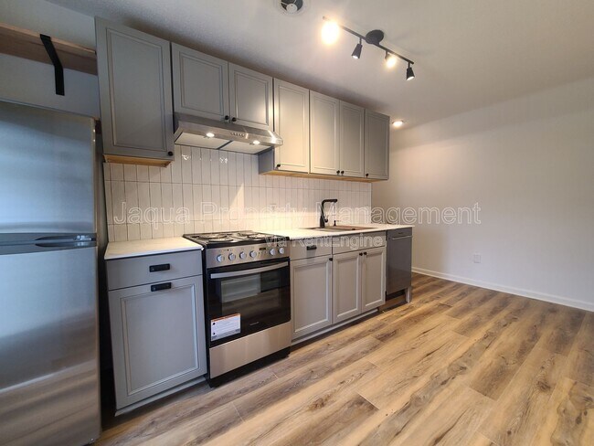 Foto del edificio - 556 Broadway St