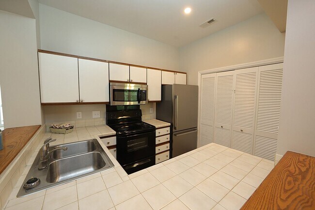 Foto del edificio - 2-Bedroom Top Floor Condo in Desirable Sun...