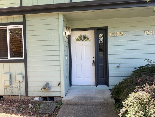Building Photo - 2-bedroom townhouse in Eugene!