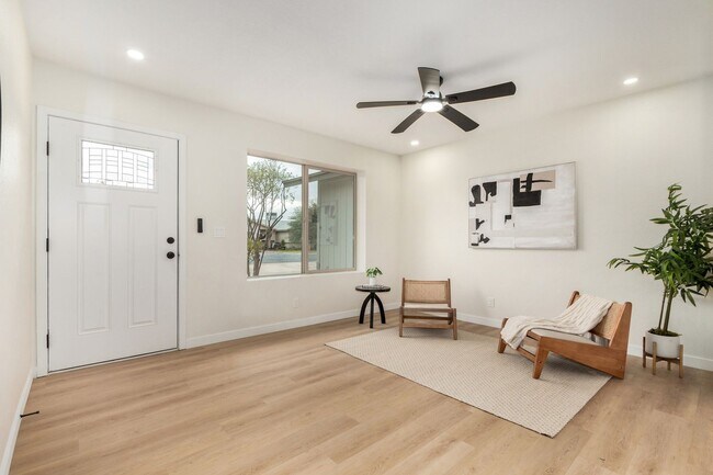 Foto del edificio - Fully Remodeled 4-Bedroom Home in Prime Gi...