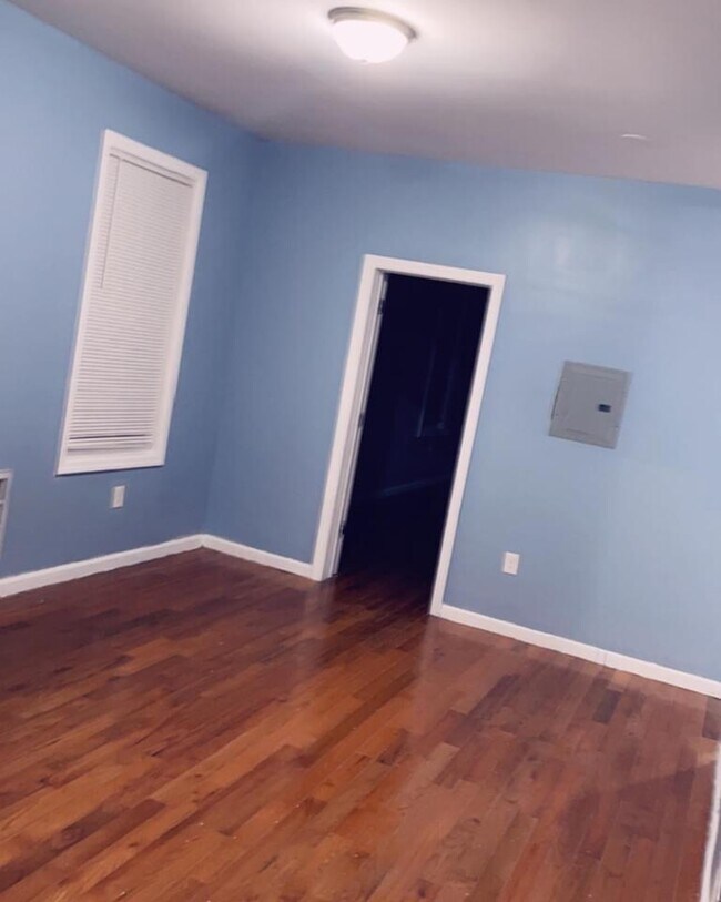 Building Photo - 209 21st St