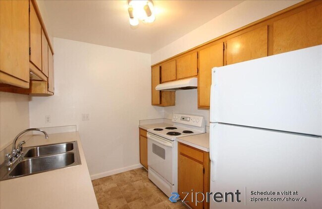Building Photo - 5050 Parkhurst Dr