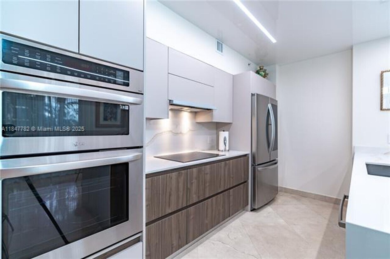 Foto principal - 17555 Atlantic Blvd